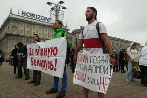 На акцію люди принесли білоруські прапори та плакати