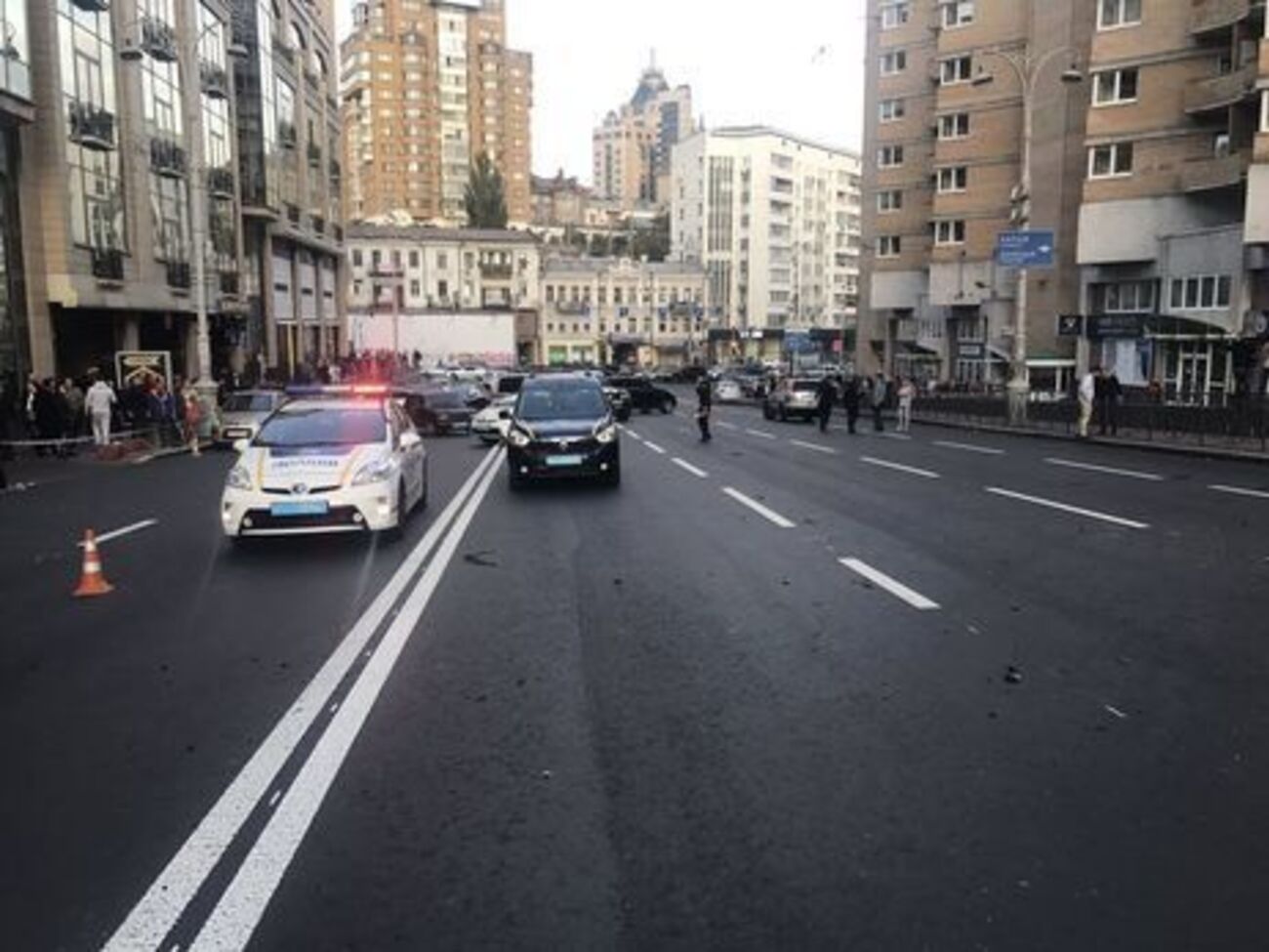 Унаслідок вибуху авто в Києві чоловік загинув, а жінку й дитину госпіталізували