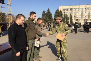 Махаури (справа) получает награду в Славянске