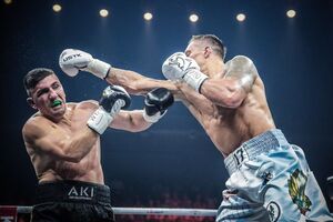 Усик победил Хука техническим нокаутом в 10-м раунде