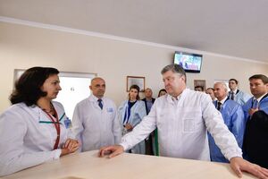 Порошенко вместе с женой посетил Калиновскую центральную районную больницу в Винницкой области