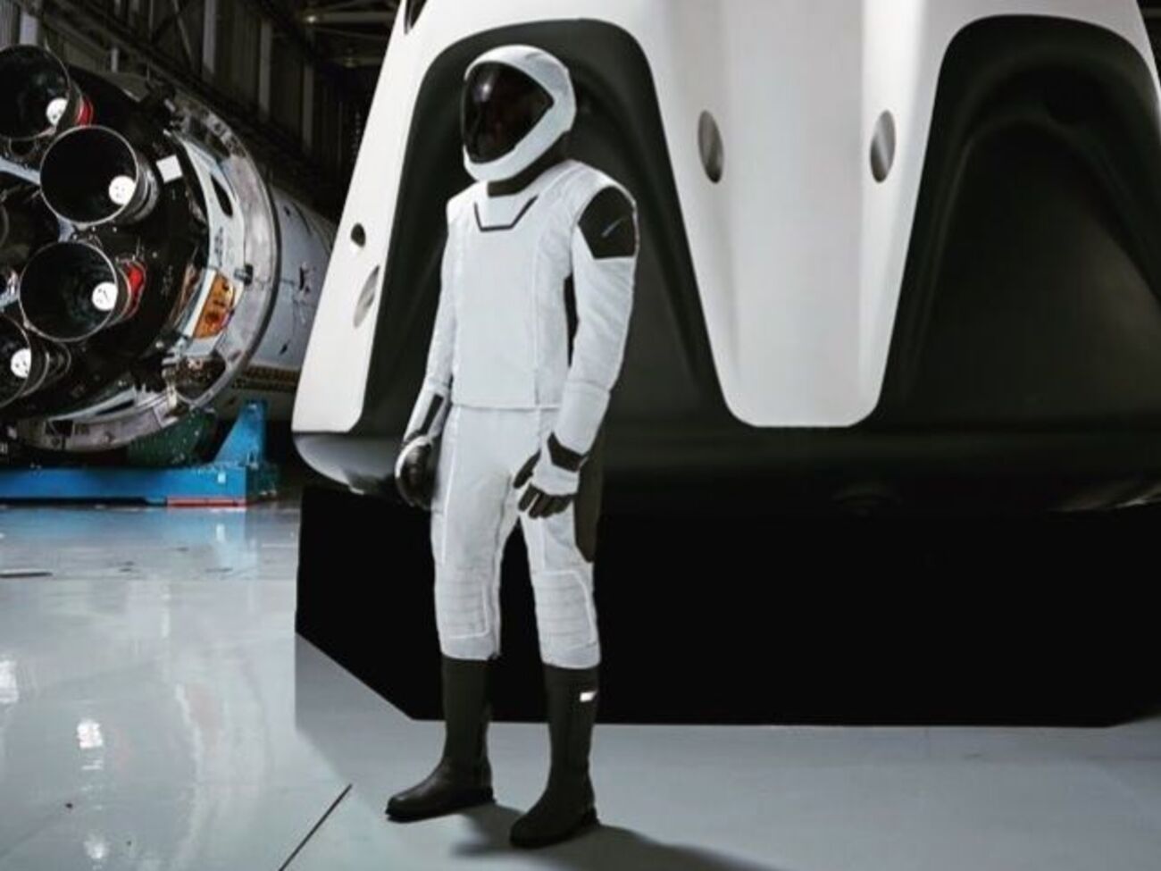 Новий скафандр зняли на тлі космічної техніки