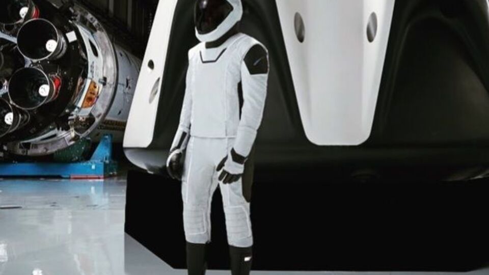 Новий скафандр зняли на тлі космічної техніки