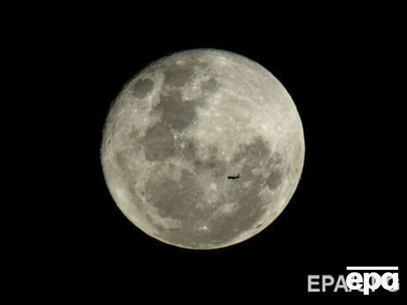 Супермісяць відбувається через те, що повний місяць збігається за часом із найбільшим наближенням Місяця до Землі