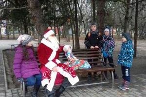 Мужчина раздавал детям подарки