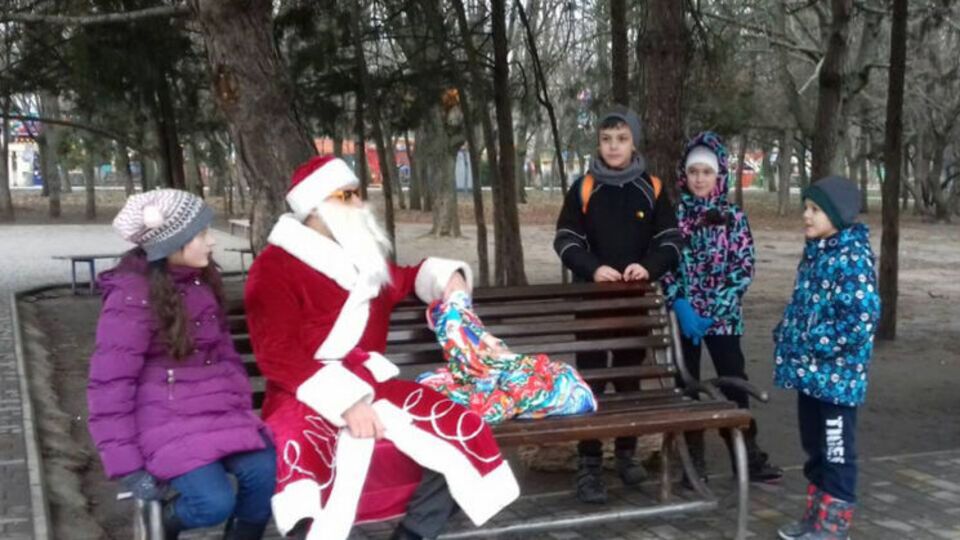 Чоловік роздавав дітям подарунки