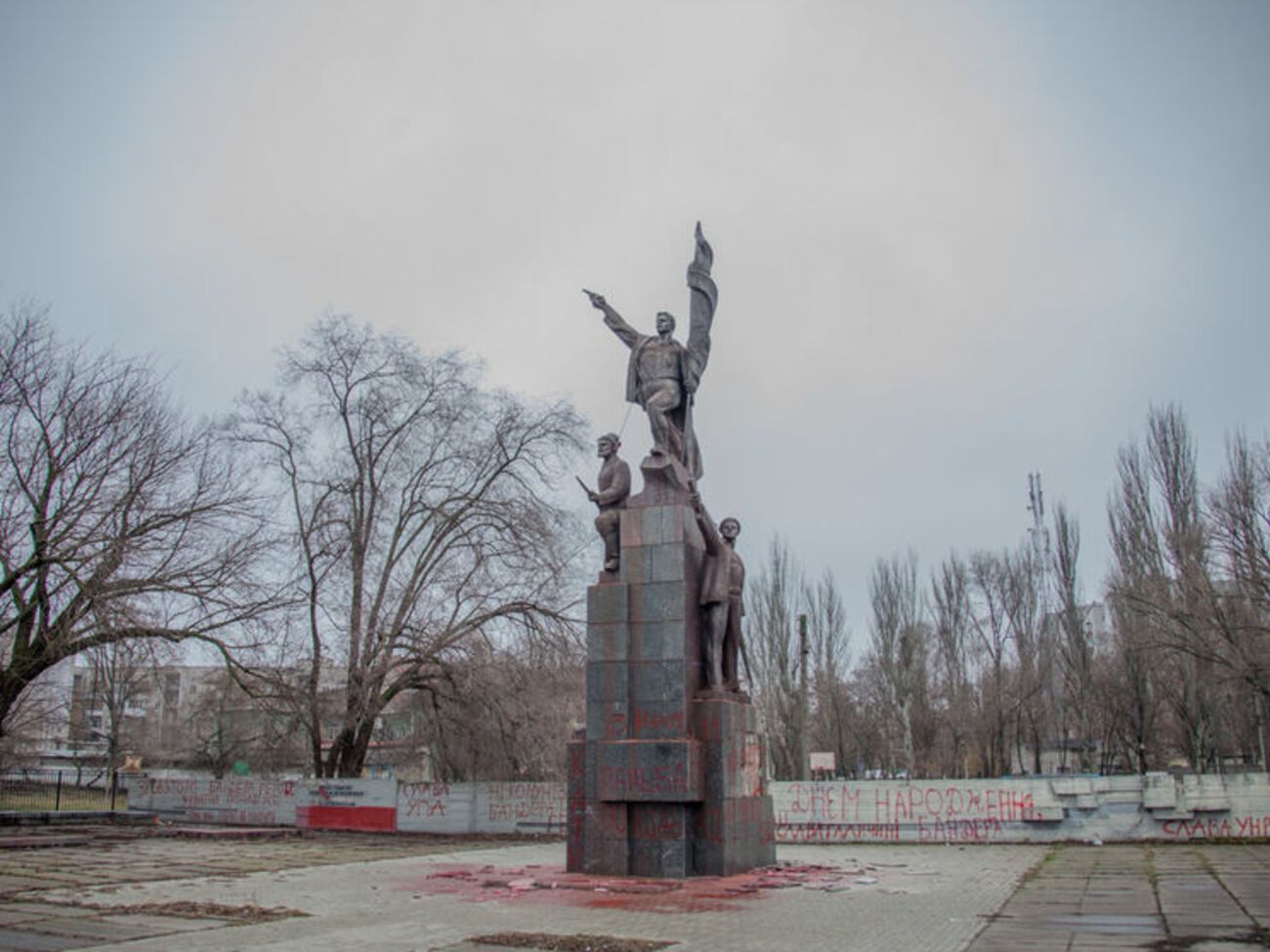 Памятник залит краской, на шеи изваяний набросили петли