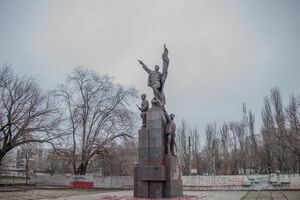 Памятник залит краской, на шеи изваяний набросили петли