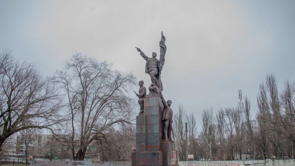 Памятник залит краской, на шеи изваяний набросили петли
