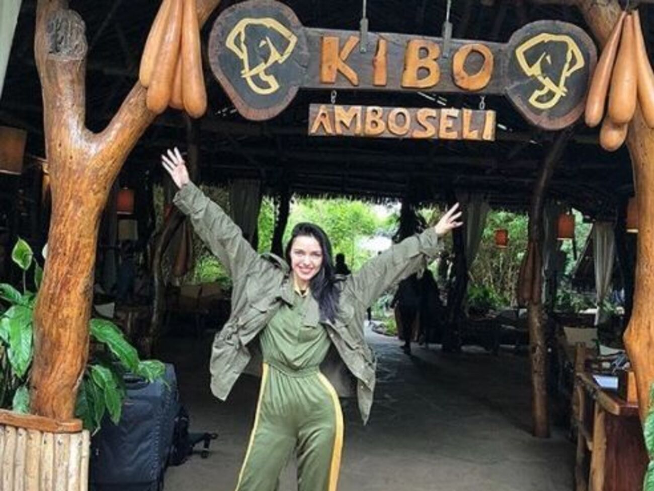 Девушка отдыхает в Африке