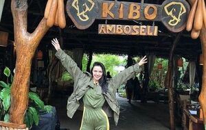 Девушка отдыхает в Африке