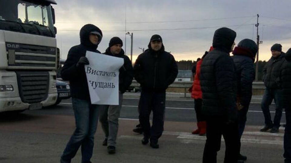 Возле пунктов пропуска митингуют активисты