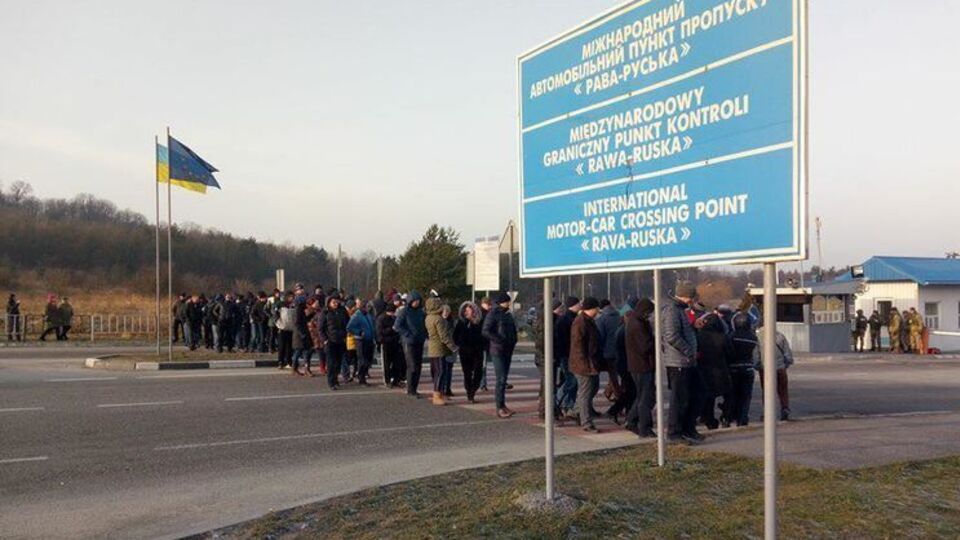 Ситуація в пунктах пропуску ускладнена