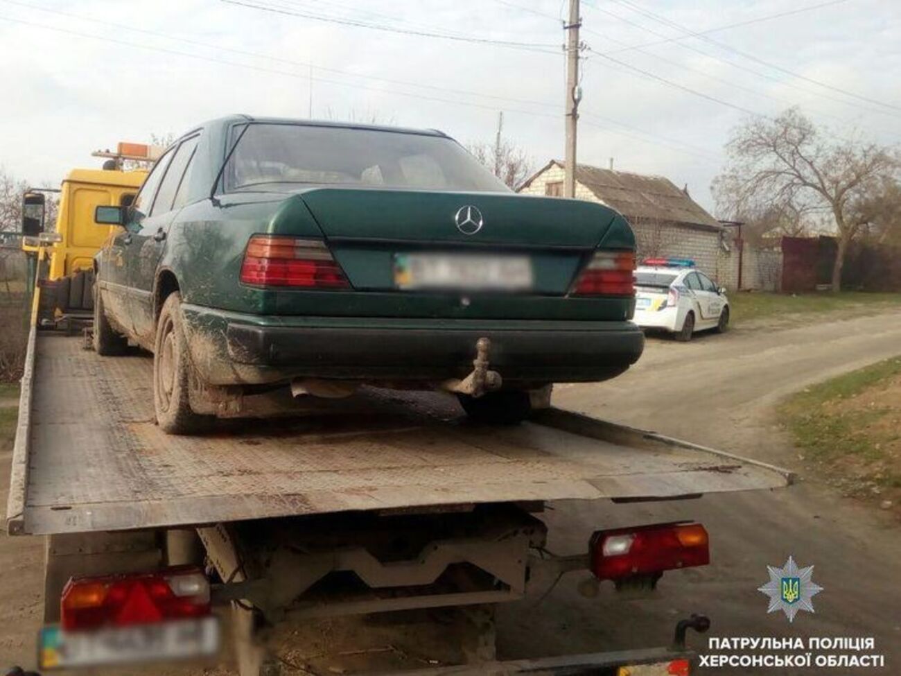 Автомобиль Mercedes-Benz эвакуировали на штрафплощадку