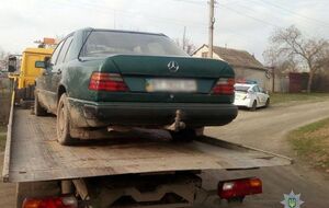 Автомобиль Mercedes-Benz эвакуировали на штрафплощадку