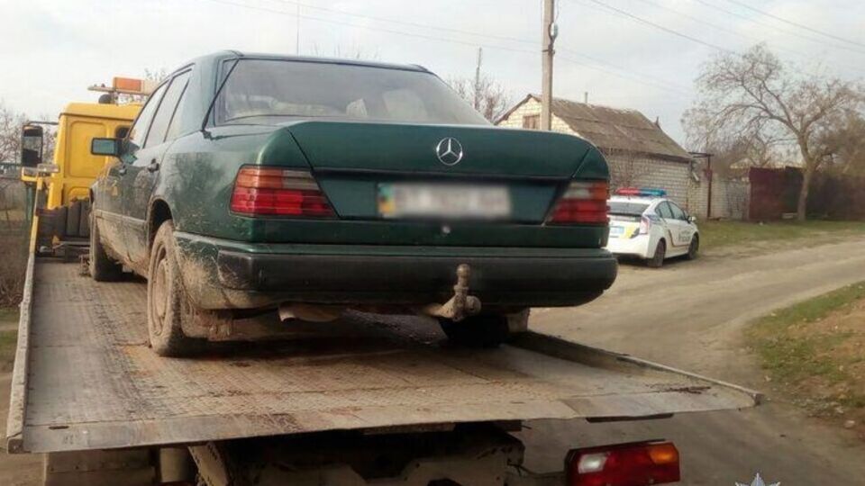 Автомобіль Mercedes-Benz евакуювали на штрафмайданчик