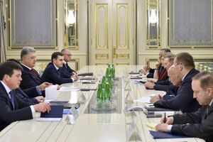 Порошенко обсудил приоритеты деятельности трехсторонней контактной группы на 2018 год