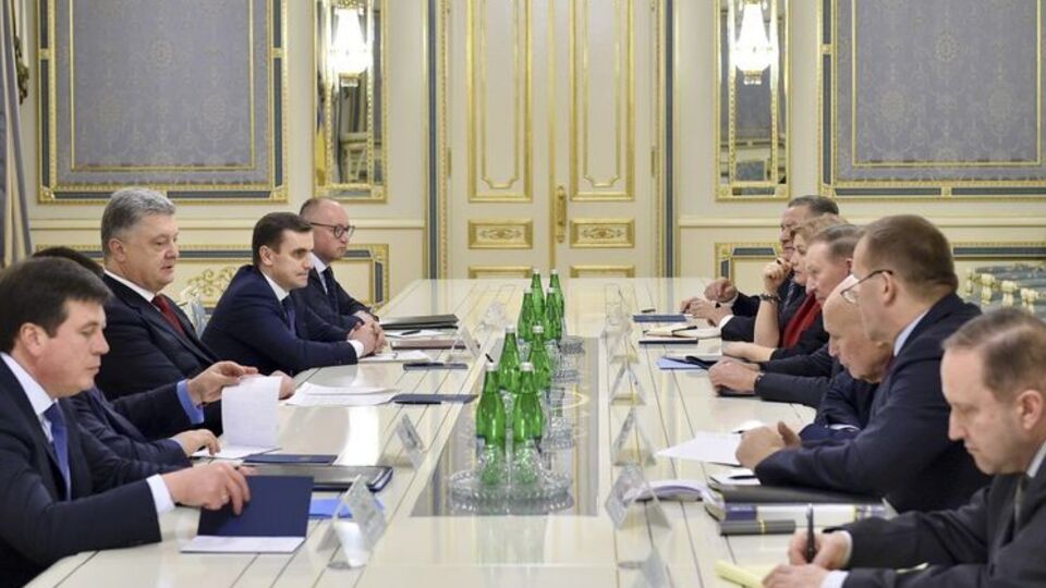 Порошенко обговорив пріоритети діяльності тристоронньої контактної групи на 2018 рік