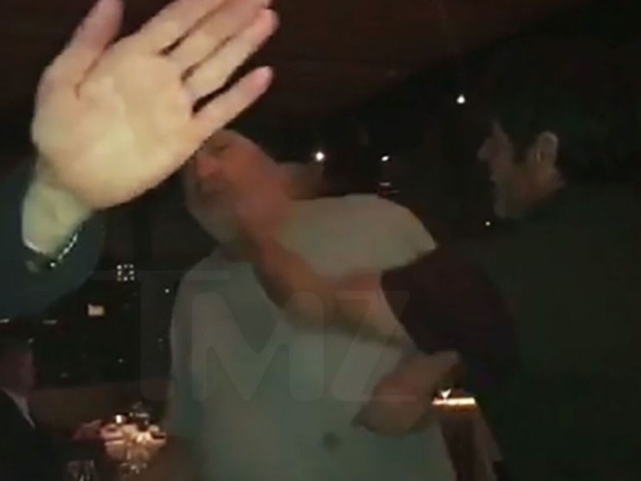 Посетитель ресторана дважды ударил Вайнштейна по лицу