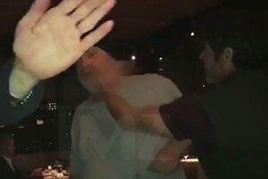 Посетитель ресторана дважды ударил Вайнштейна по лицу