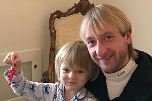 Евгений и Александр Плющенко вышли на лед вместе