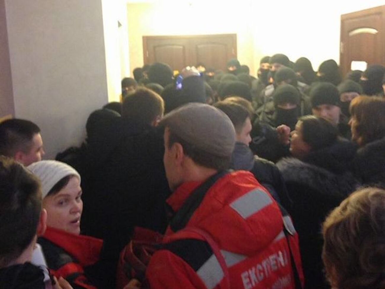 Вход в зал суда перекрыли несколько десятков правоохранителей