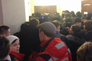 Вход в зал суда перекрыли несколько десятков правоохранителей