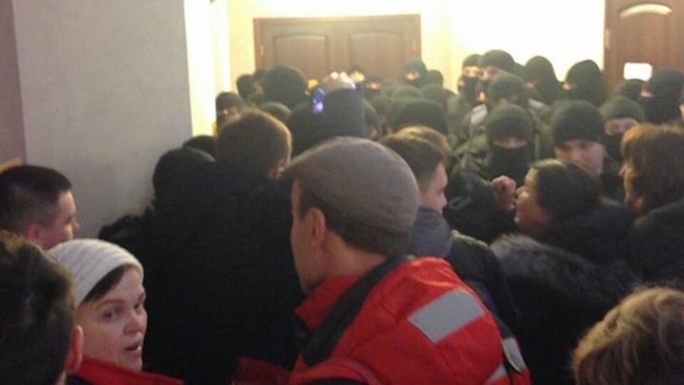 Вход в зал суда перекрыли несколько десятков правоохранителей