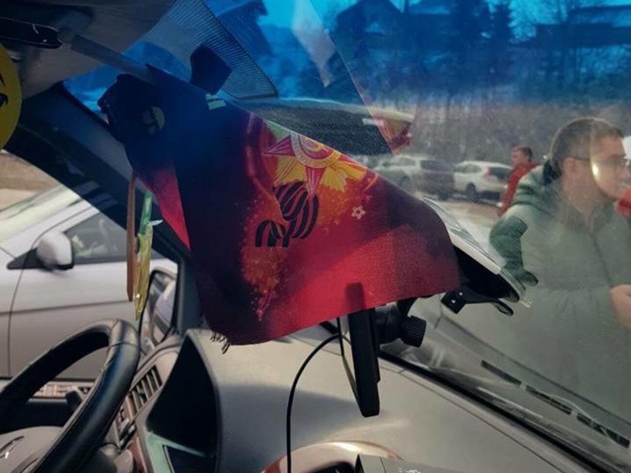 К лобовому стеклу авто белорусов был прикреплен флажок с гербом СССР и георгиевской лентой