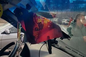 До лобового скла авто білорусів було прикріплено прапорець із гербом СРСР і георгіївською стрічкою