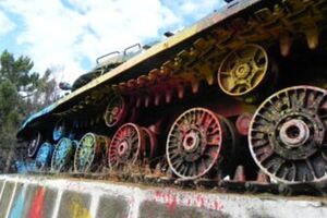 Постамент із танком облили фарбою