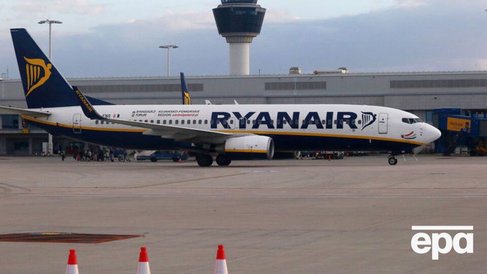 Літак Ryanair здійснив вимушену посадку
