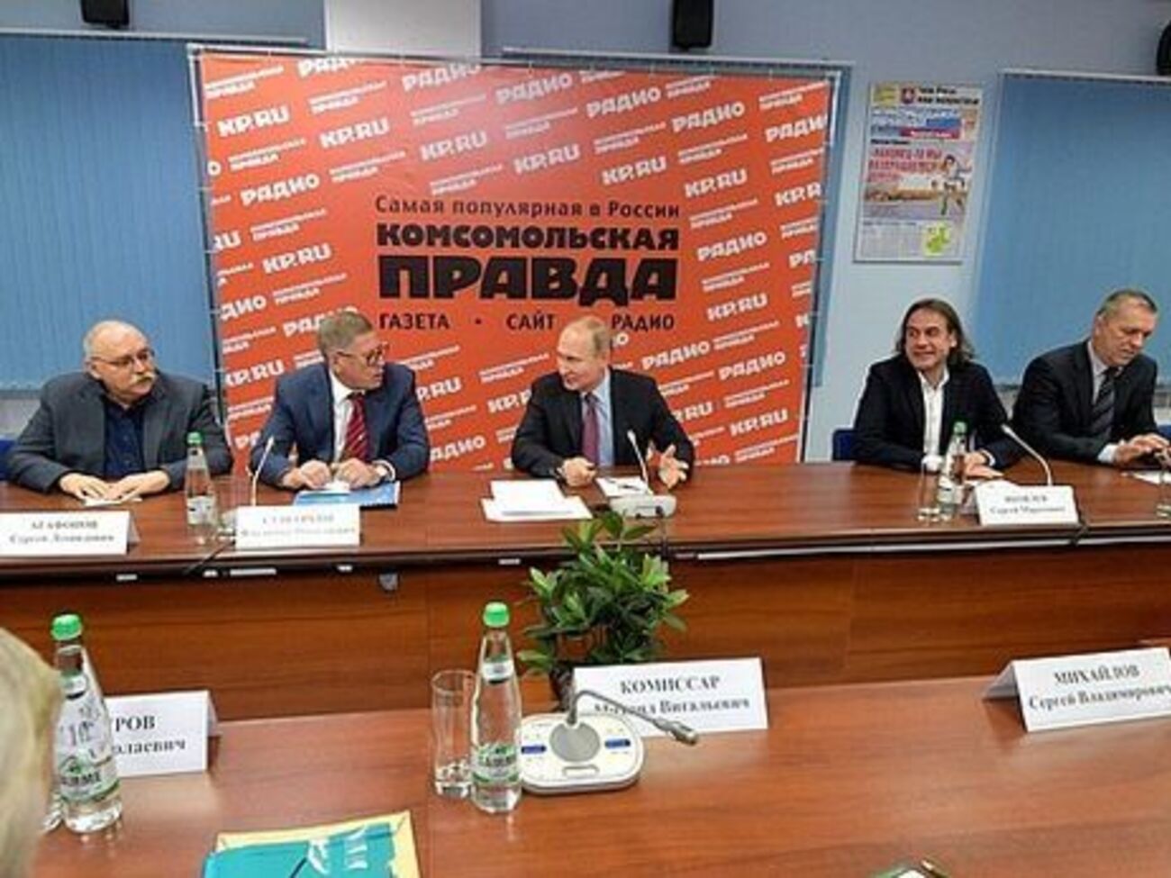 Яковлев (на фото второй справа) задал Путину вопрос в ходе его встречи с руководителями ряда печатных СМИ и информагентств