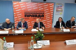 Яковлєв (на фото другий праворуч) поставив Путіну запитання під час його зустрічі з керівниками низки друкованих ЗМІ та інформагентств