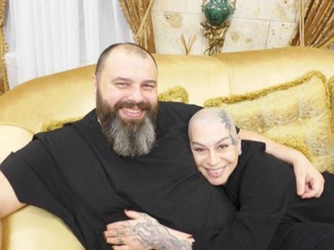 Фадеев:&nbsp;Кольцо выполнено из чистого золота, и на него нанесены специальные символы, обозначающие принадлежность к семье