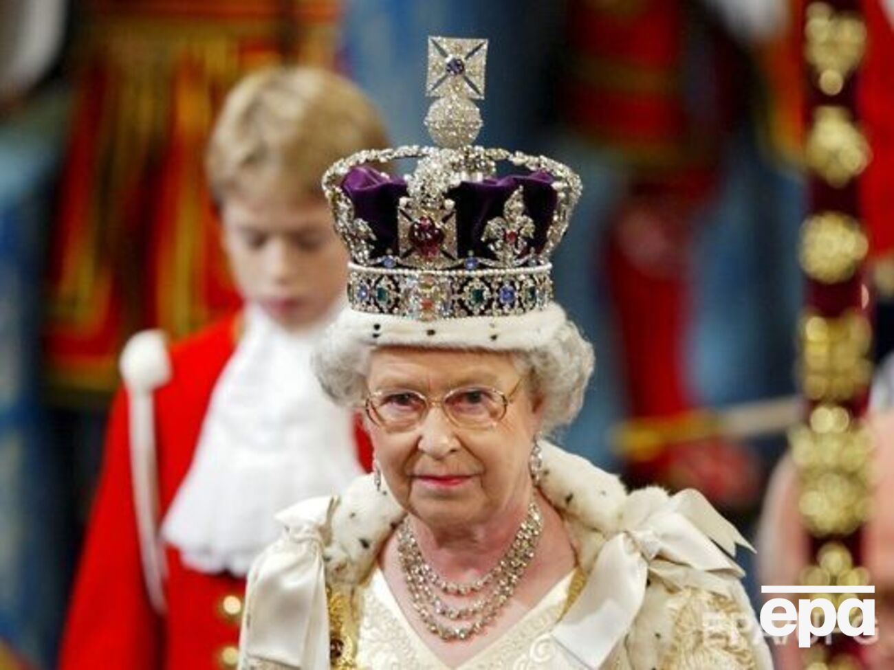 Корона британських монархів прикрашена дорогоцінним камінням