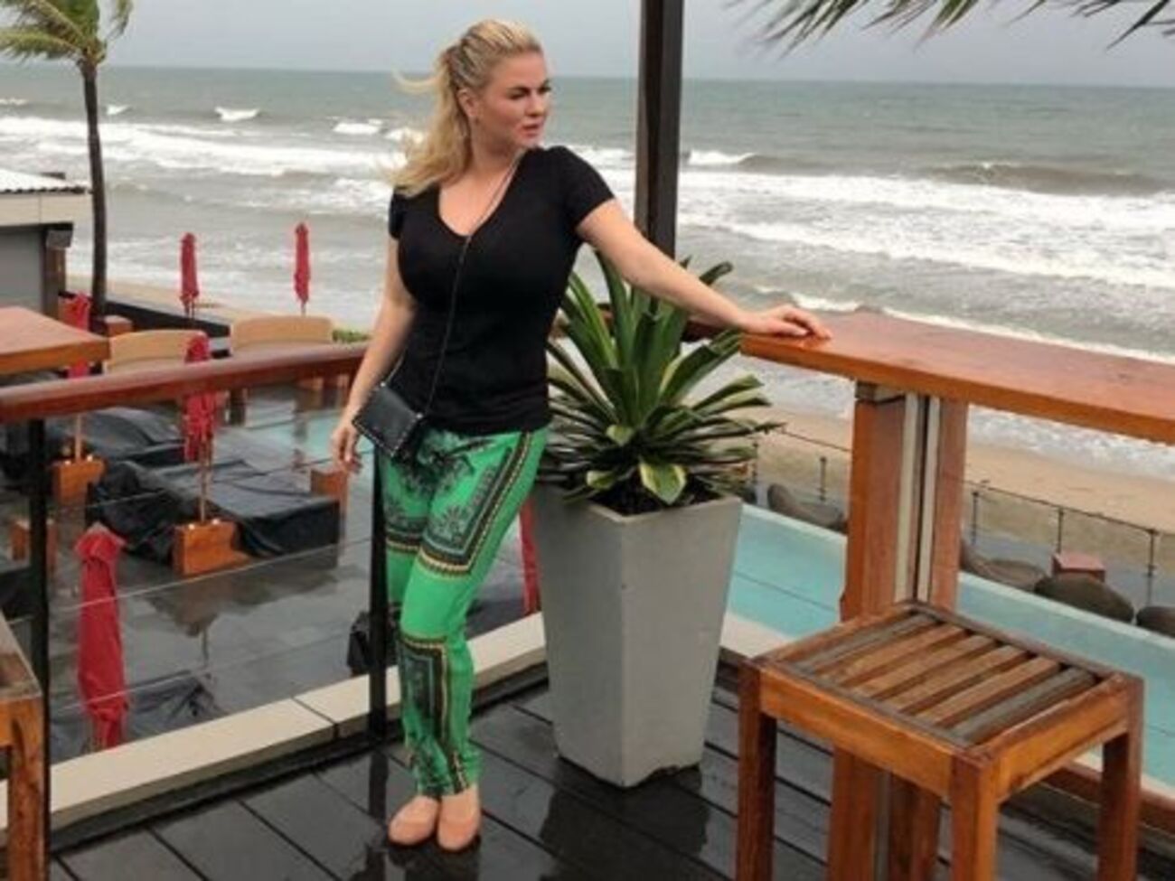 Семенович отдыхает на побережье океана