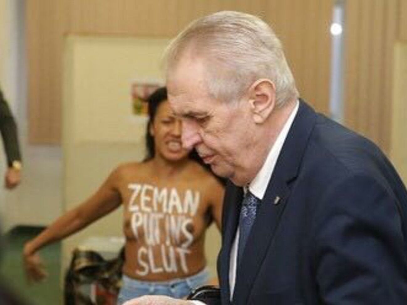 Земана упомянули рядом со словом "шлюха"