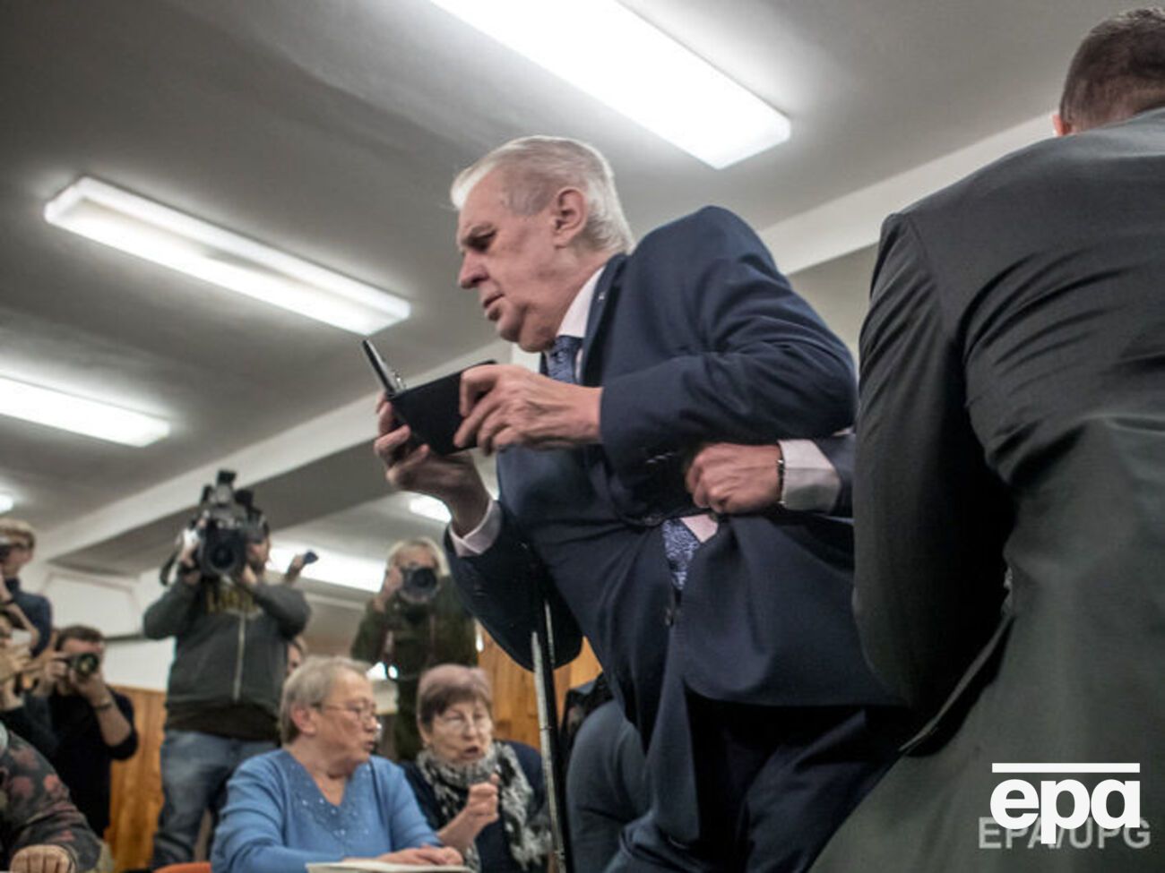 Активистка Femen набросилась на Земана