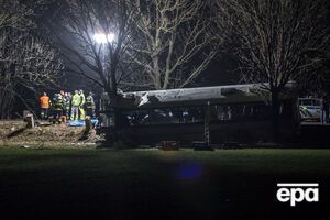 Несколько пассажиров оказались зажаты внутри автобуса
