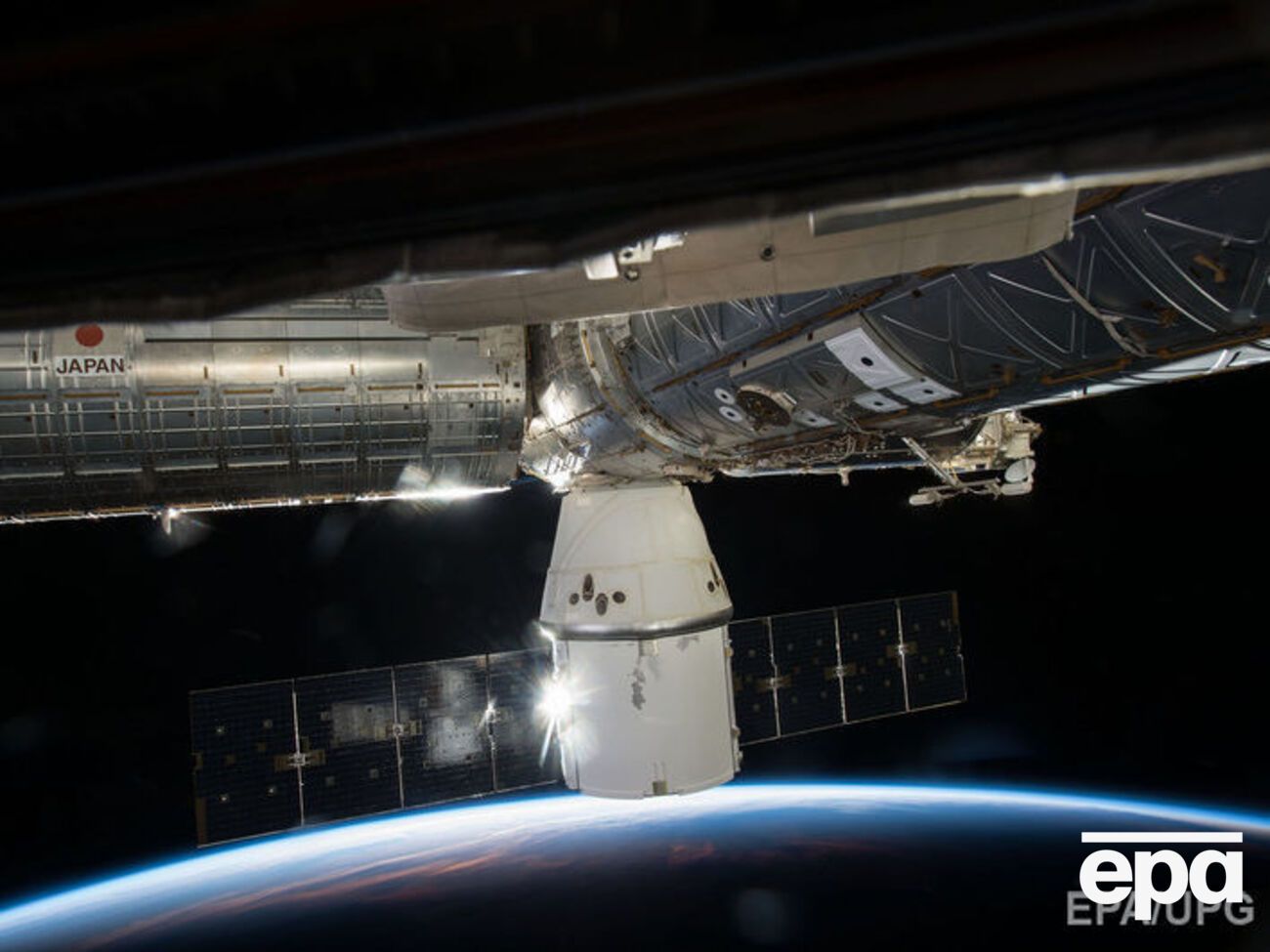 Космічний корабель Dragon провів місяць на орбіті Землі