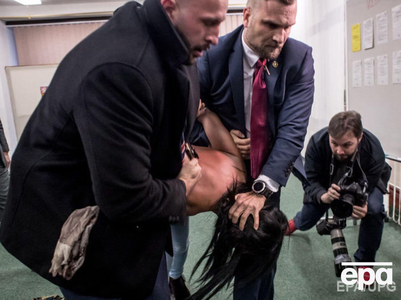Чехи о нападении Femen на Земана:&nbsp;Очевидна попытка изнасилования президента