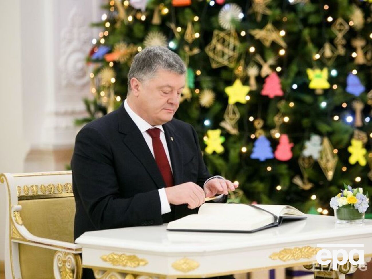 Порошенко підписав указ "Про першочергові заходи щодо захисту прав дітей-сиріт, дітей, позбавлених батьківського піклування"