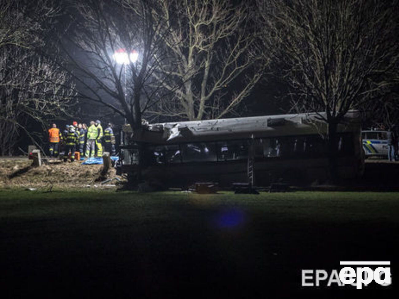 12 января на окраине Праги рейсовый автобус столкнулся с автомобилем Skodа Superb, после чего врезался в дерево у обочины