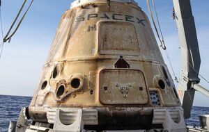 Космічний корабель Dragon після приземлення