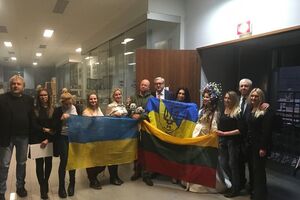 Участие в телемарафоне приняли украинские военнослужащие и волонтеры, группа украинских детей из восточных регионов