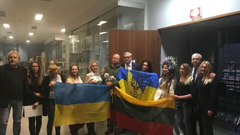 Участие в телемарафоне приняли украинские военнослужащие и волонтеры, группа украинских детей из восточных регионов