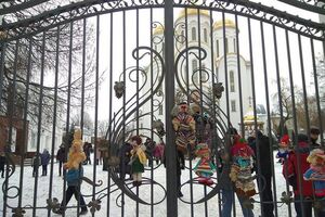 К тернопольскому храму УПЦ МП принесли окровавленные игрушки
