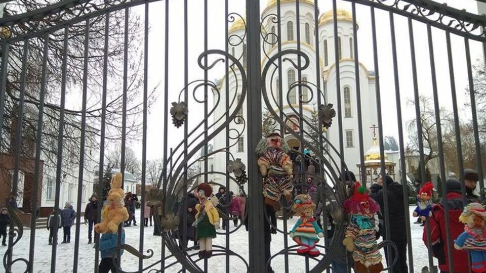 К тернопольскому храму УПЦ МП принесли окровавленные игрушки