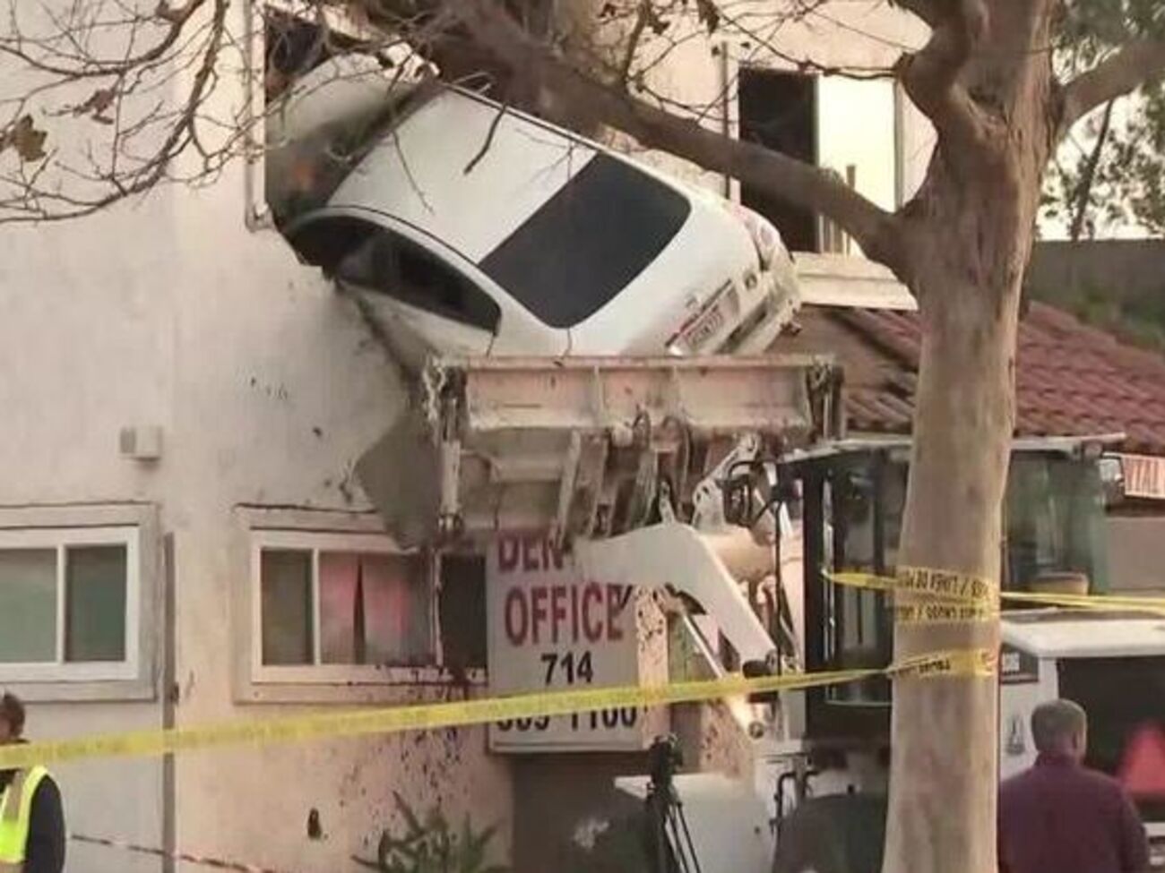 Машина въехала в здание и застряла